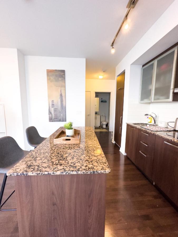 Luxury 2 Bedrooms With Lakeview Cn Tower Entertainment District Rogers Centre トロント エクステリア 写真