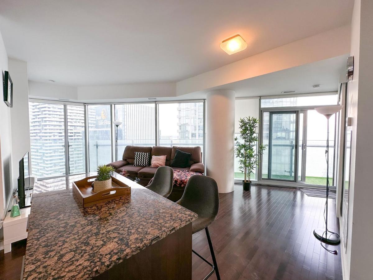 Luxury 2 Bedrooms With Lakeview Cn Tower Entertainment District Rogers Centre トロント エクステリア 写真