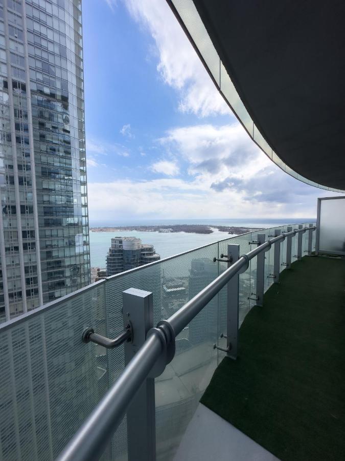 Luxury 2 Bedrooms With Lakeview Cn Tower Entertainment District Rogers Centre トロント エクステリア 写真