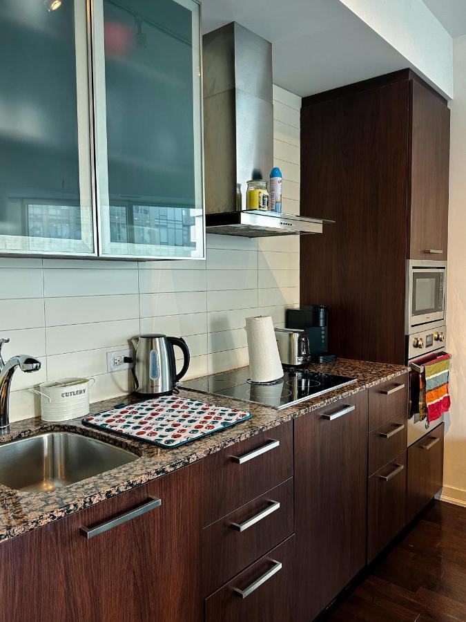 Luxury 2 Bedrooms With Lakeview Cn Tower Entertainment District Rogers Centre トロント エクステリア 写真
